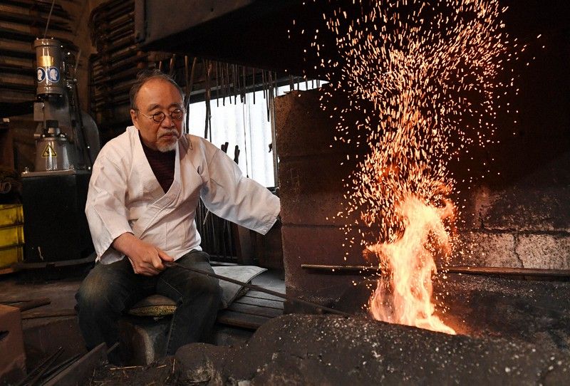 yoshindo ngồi trước ổng thổi truyền thống yoshindo ngồi trước ổng thổi truyền thống